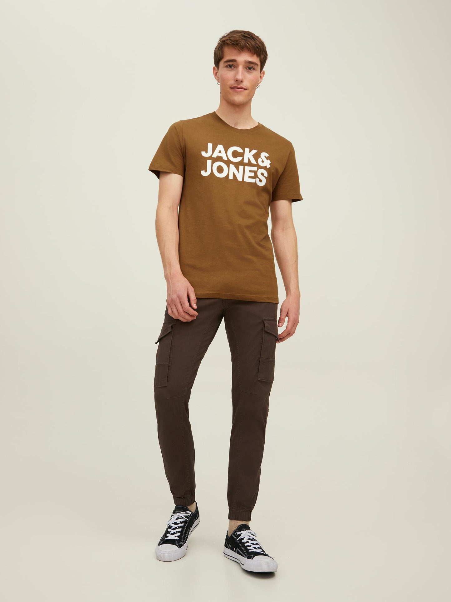 Camiseta de manga corta con logo marrón - JJECORP