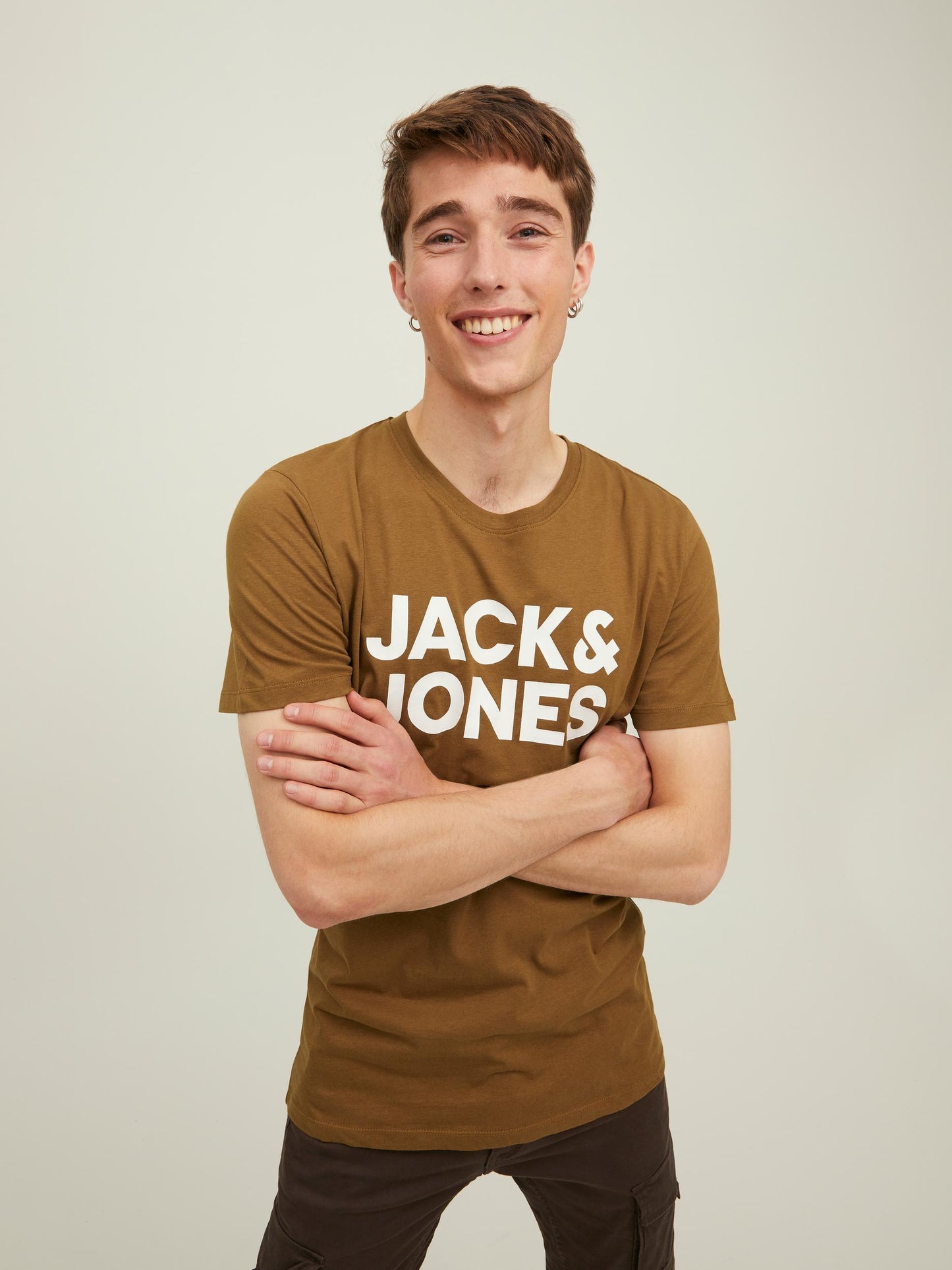 Camiseta de manga corta con logo marrón - JJECORP