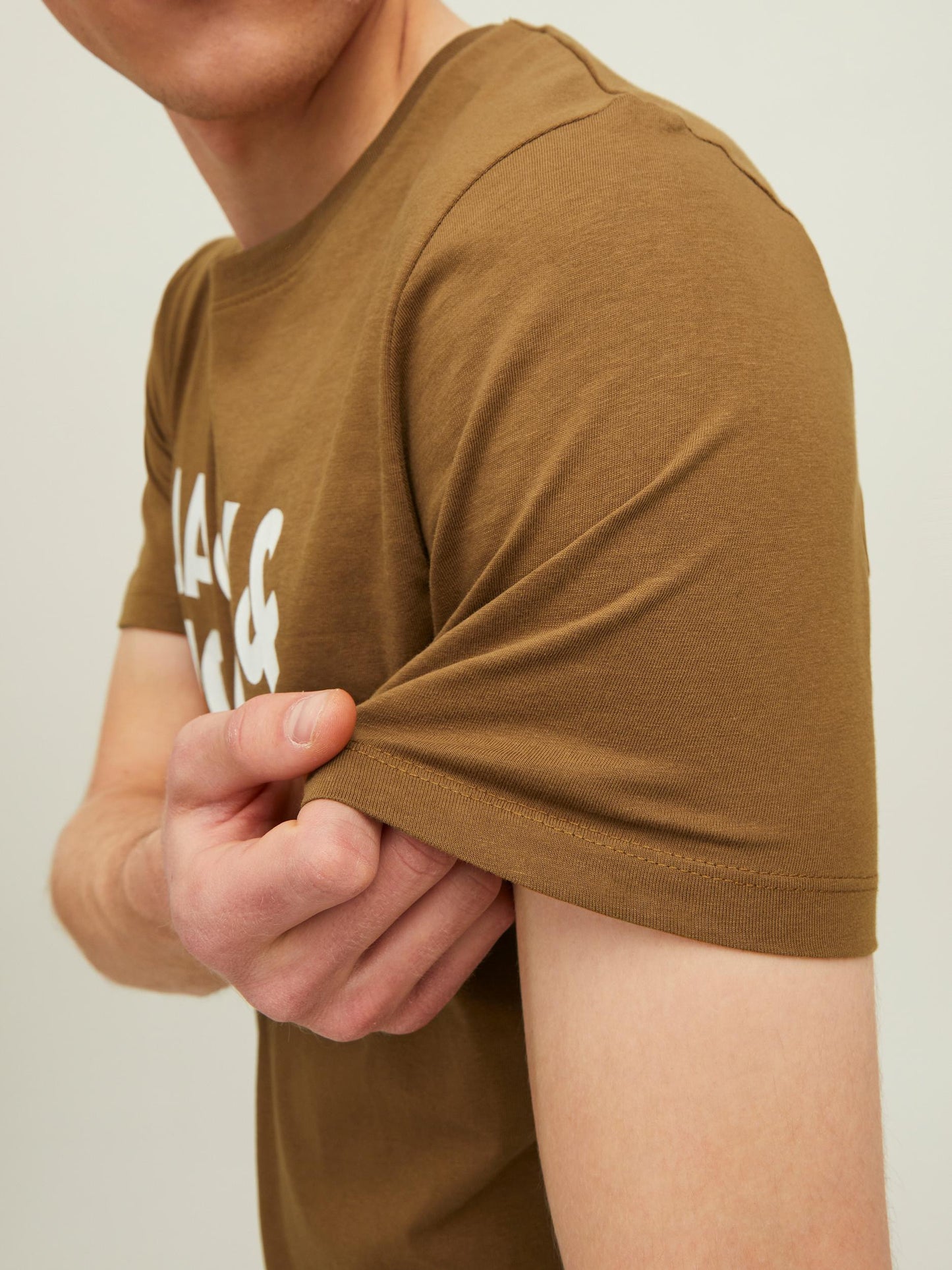 Camiseta de manga corta con logo marrón - JJECORP