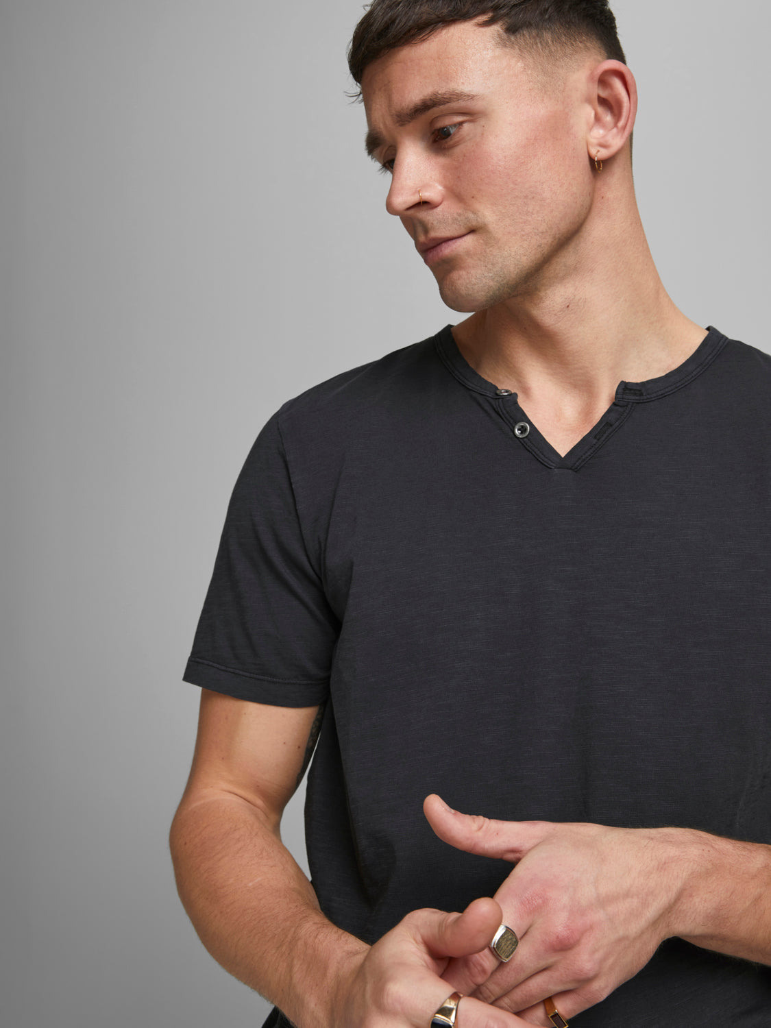 Camiseta negra básica cuello pico con botones - SPLIT