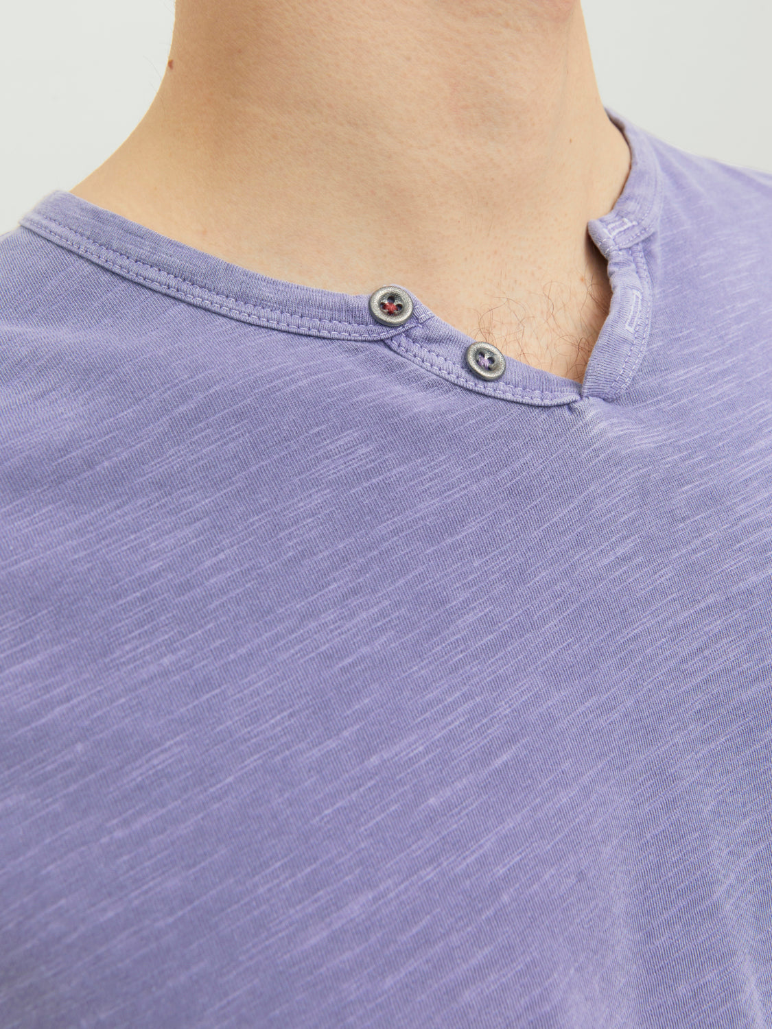Camiseta morada básica cuello pico con botones - JJESPLIT